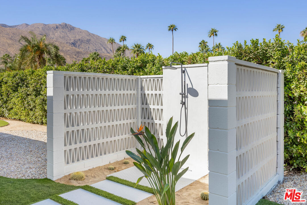 CR Palm Springs Outdoor Shower